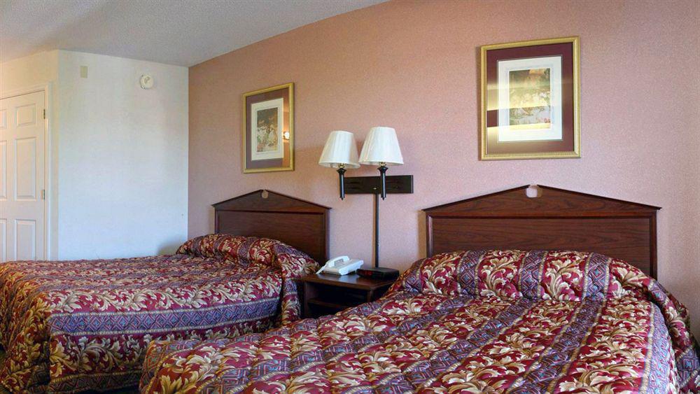 Super 8 By Wyndham Clinton Hotel Kültér fotó